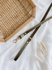 Ember & Ivory Vegetable Leather Lead in Olive/Ivory